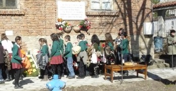 Всяка година свиленградчани поднасят цветя пред тази плоча. Може би от догодина това ще се прави, както му е редът-на паметник