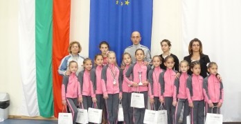 Огнянка Петрова и помощник-треньорите Десислава Леонидова и Димитър Апостолов с възпитаничките си след международния турнир "Любчо Солачки"