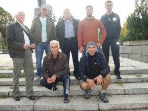 Геро (седналият вдясно)  и негови приятели от Свиленград пред паметника на септемврийци в гр. Монтана