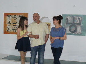 Художникът, заедно със съпругата и дъщеря си, които също се занимават с изкуство