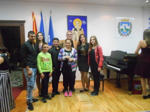 Щастливият професор Пенчев със своите ученици и лауреатът от Македония