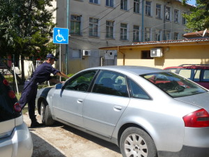 Шофьор от Свиленград отнесе фиш от 20 лева затова, че е спрял неправомерно на място за хора с увреждания