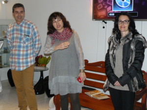 Отляво-надясно: Радко Бъчваров, Ивалина Недева /уредник в галерията/ и Таня Арнаудова 