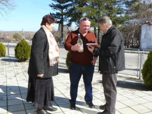 Царят Стоян Колев получава подарък -  маркова мастика и историята на селото, от Атанас Атанасов - Пъстрогорски, автор на книгата