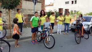 Петокласникът Симеон Христов /вляво/ пожела лично да връчи своето любимо колело на новия му собственик