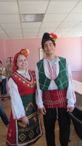 Джена и Марчело с удоволствие облякоха традиционни български носии