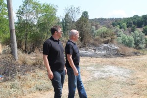Областният  управител Станислав Дечев и заместникът му Валентин Ангелов оглеждат щетите от пожара 