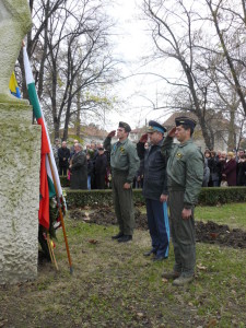 Ген. Румен Радев отдава почит пред паметника на п-к Христо Топракчиев в Свиленград на 11.12.2015 година