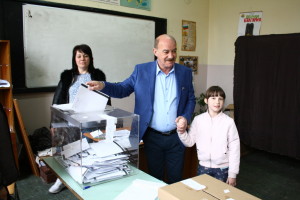  Никола Динков и фамилия също гласува около 11:00 часа