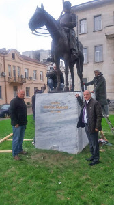 Кметът на града Георги Манолов и депутатът Никола Динков се наредиха сред първите, които си направиха снимка за спомен пред паметника