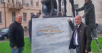 Кметът на града Георги Манолов и депутатът Никола Динков се наредиха сред първите, които си направиха снимка за спомен пред паметника