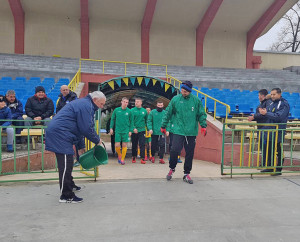 Емблемата на стадиона - Мавроди Попов, лисва традиционната кофа с вода за успешен полусезон на футболистите