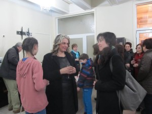 Диана Стоянова/ в средата/ получава поздравленияята на художничката Ива Недева