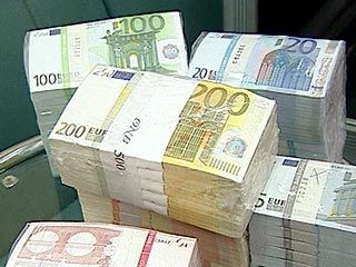 Митничари хванаха 132 хиляди евро скрити под чистачките на кола