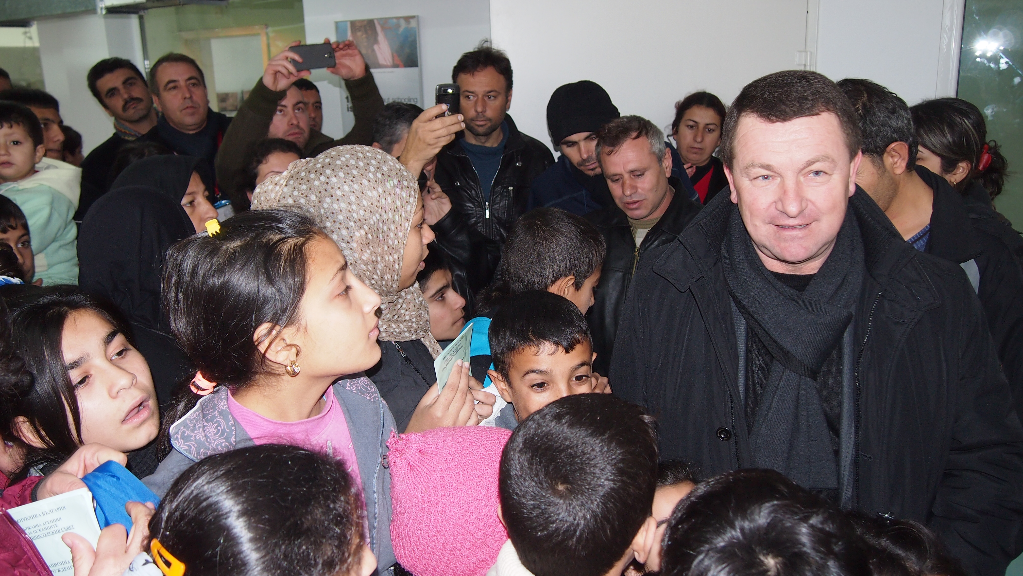 Парламентаристи зарадваха деца от бежанските центрове в Пъстрогор и  Харманли