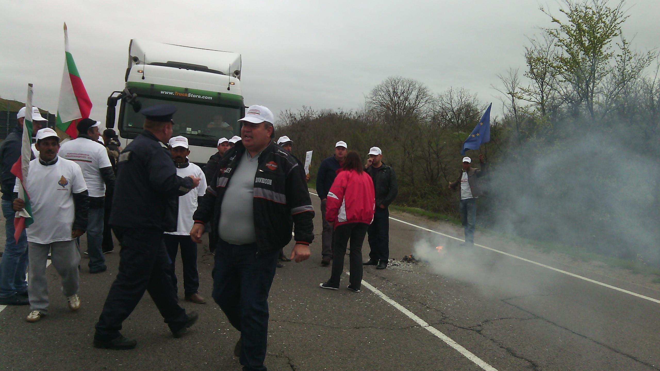 Тютюнопроизводители блокираха магистралата