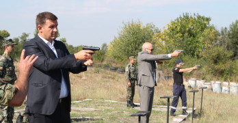 Областният Дечев и заместникът му Валентин Ангелов свериха мерници на турнир по стерлба
