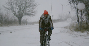 Циганин кара колело в снега,  не му пука от жълтия код