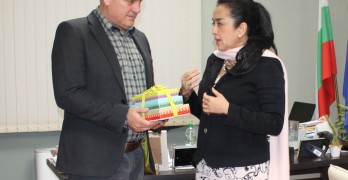 Кметът на Свиленград получи автентичен подарък от Индонезия