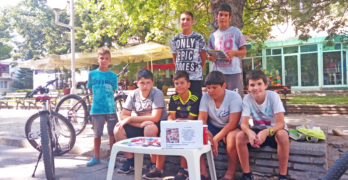 Деца в Свиленград продават ключодържатели, за да помогнат на свой приятел за тежка операция