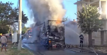Свиленградски камион изгоря в Симеоновград и подпали къщи
