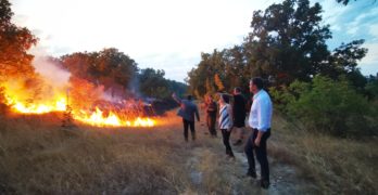 Пожарът в района на полигон Корен вече обхвана площ от 1 000 дка