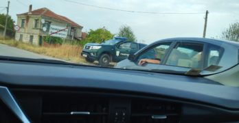 Гранични полицаи проверяват наред местните в Генералово, Свиленградско