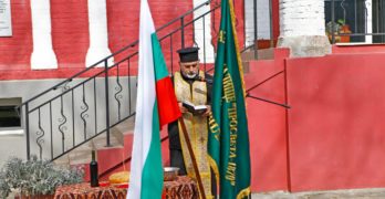 Отец Константин освети знамето на НЧ „Просвета-1870“ – Свиленград