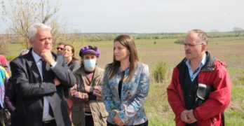 Д-р Стефка Здравкова, областен управител: „Загробените до момента птици ще бъдат премахнати, а останалите умъртвени кокошки ще бъдат изгаряни в инсенератор“