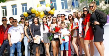 Випуск’ 21 на ПГССИ „Христо Ботев“ – Свиленград се раздели с училището, пускайки в небето десетки балони с цветовете на националния трибагреник /снимки, видео/
