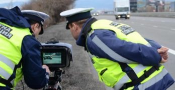 Турски тираджия пуска евро на пътни полицаи, арестуват го