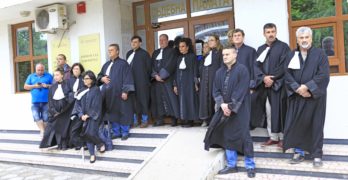 Свиленградските адвокати се събраха на мълчалив протест пред сградата на съда