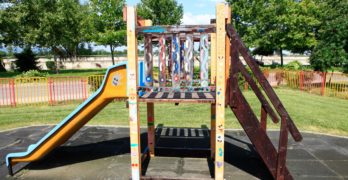 Забелязано в Свиленград: Деца изрисуваха пързалка за радост на по-малките