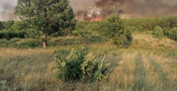 Пожарът между Планиново и Устрем продължава да бушува