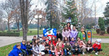 В Свиленград четвъртокласници украсиха жива елха с играчки от отпадъчни материали /видео, снимки/