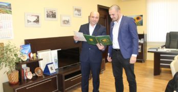 Любимецът на България – учителят по история Димитър Гилев получи поздравления и специален подарък от кмета на Свиленград
