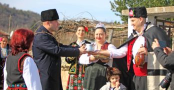 Кметът на Свиленград арх. Анастас Карчев заряза лозето в полите на Родопа планина – Мезек