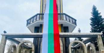 За Националния празник на България – 3 март,  спуснаха 30 – метров трикольор от камбанария