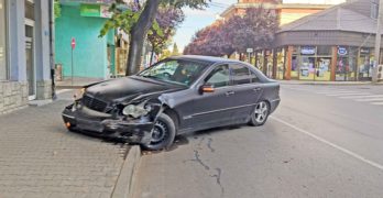 В центъра на Свиленград черен мерцедес се качи на тротоара, водачът изчезва