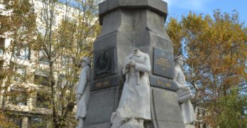 Малолетно момче е повредило Паметника на незнайния войн в Хасково