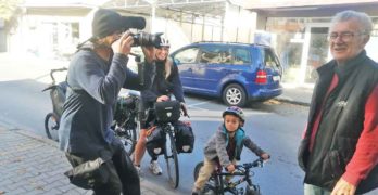 Забелязано в Свиленград: Снимат Димитър Николов във филм за млада немска писателка, пътуваща за Истанбул с колело и малкия и син