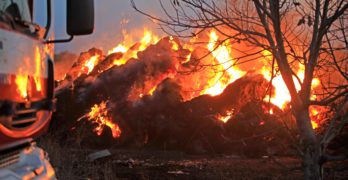 В Свиленград горят 120 ролона слама в овчарник на Момковския път /видео/