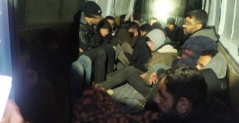 Арестуваха турчин с микробус, пълен с 20 сирийци