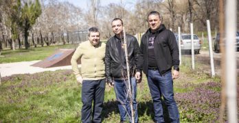 Мариян Дервенков и приятели засадиха 7 дъба и 3 кедъра в парк „Младежки“