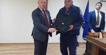Младши инспектори Георги Драганов и Драган Драганов от Свиленград  получиха нови пистолети „Валтер“ и „Тейзър“