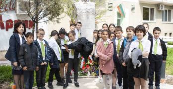 Вазовци поднесоха цветя пред паметника на Иван Вазов в Свиленград /видео/