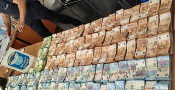 Недекларирана валута за над 1,7 млн. лева откриха митническите служители на МП „Капитан Андреево” в кухини на микробус