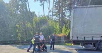 Гранични полицаи задържаха бежанци  в товарен камион