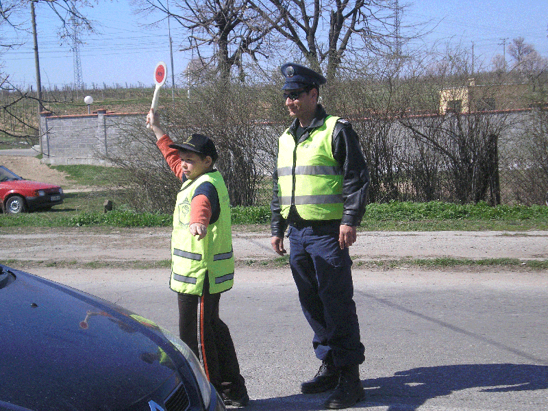 Деца-полицаи проверяваха шофьори на пътя