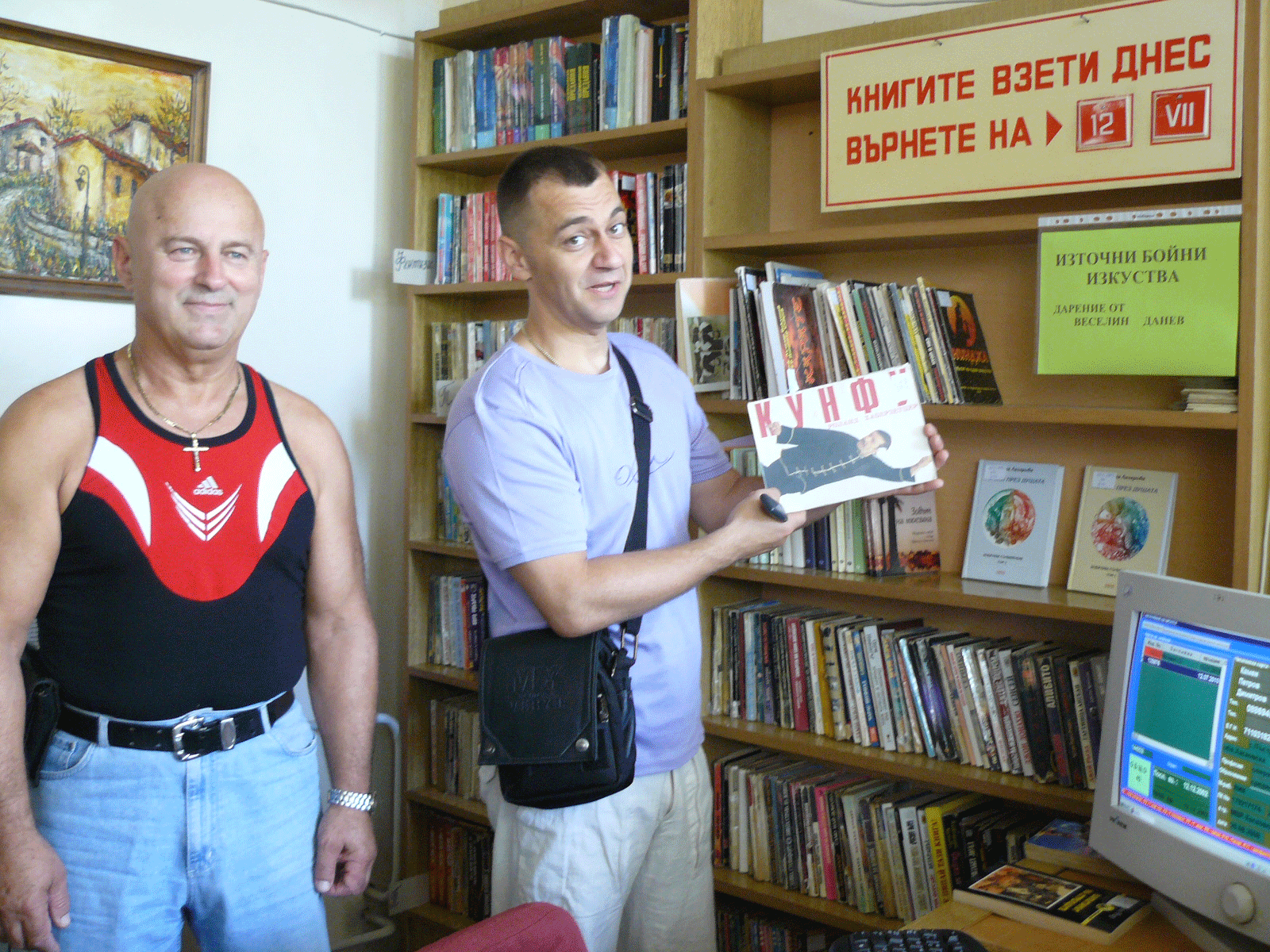 Баща и син дариха над 500 книги на библиотеката